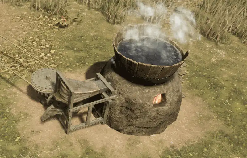 La cuve en fonctionnement, le contenu bouillonnant au-dessus des flammes